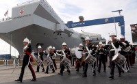 英国“威尔士亲王”号航空母舰举行命名仪式