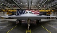 美国空军B-21“突袭者”轰炸机下线
