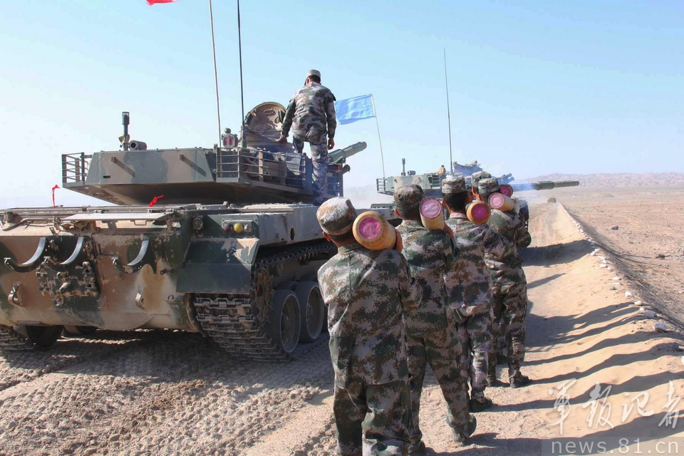 新疆军区某装甲团实弹射击