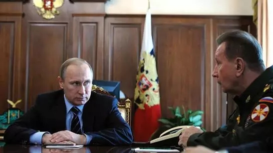 4月5日，普京在四部门领导人会议上与内务部队总司令佐洛托夫上将交谈。