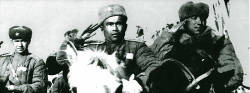 1949年12月，身着中国人民解放军服装的民族军骑兵队到达喀什。