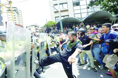 5月18日，委内瑞拉加拉加斯，参加反政府游行的民众与警方发生冲突。