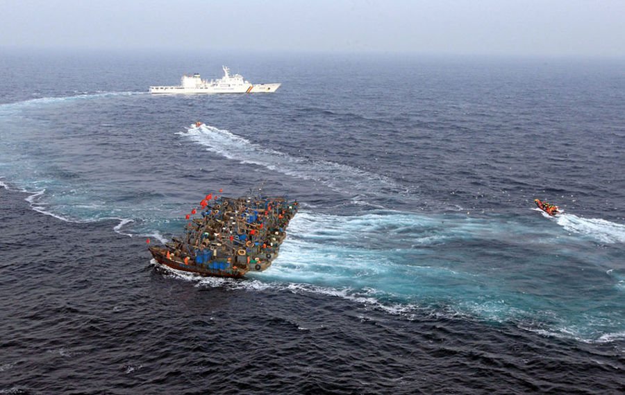 中国渔船捆绑在一起与韩国海警对峙
