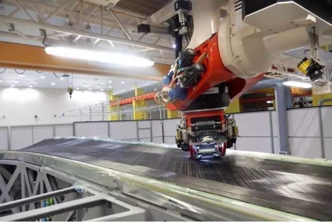 俄航空复合材料公司采用机器人设备进行MS-21机翼下部面板碳纤维铺层