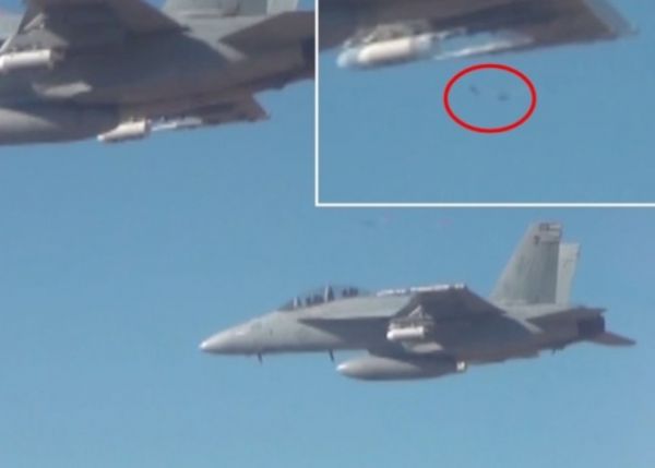 F-18发射“Perdix”无人机集群