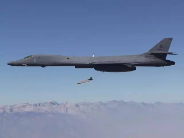 B-1B发射“远程反舰导弹”