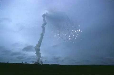 1996年6月4日，欧洲阿里安-5首次发射，以爆炸告终。