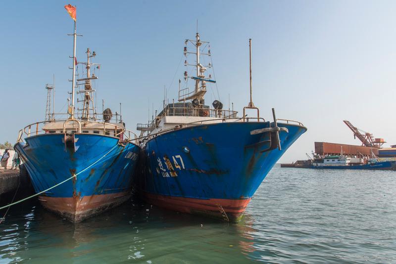 几内亚科纳克里港口内因涉嫌非法捕捞被当地渔政官员逮捕的三艘中国渔船。